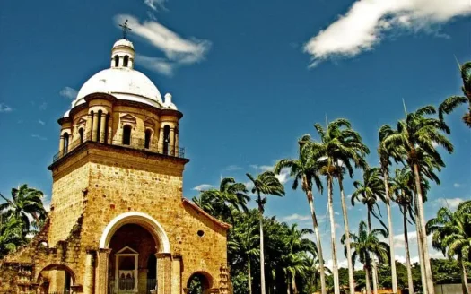 Templo Histórico de Villa del Rosario en Norte de Santander, atractivo cultural que impulsa el valor de las propiedades en la región.