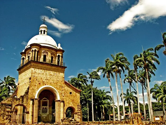 Templo Histórico de Villa del Rosario en Norte de Santander, atractivo cultural que impulsa el valor de las propiedades en la región.